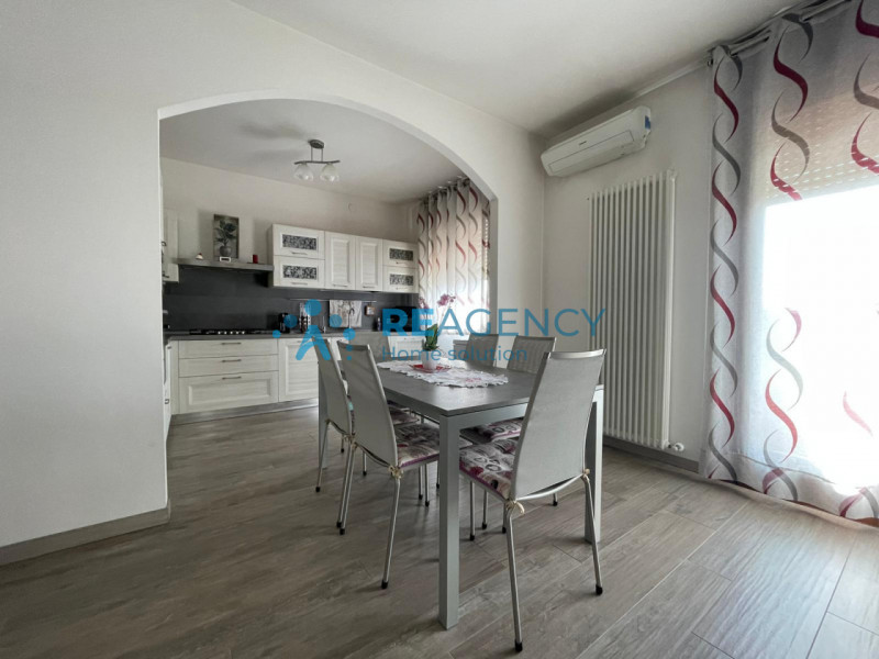 In una zona tranquilla e lontana dal traffico, ma allo stesso tempo comoda al centro del paese e ...