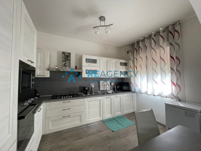 In una zona tranquilla e lontana dal traffico, ma allo stesso tempo comoda al centro del paese e ...