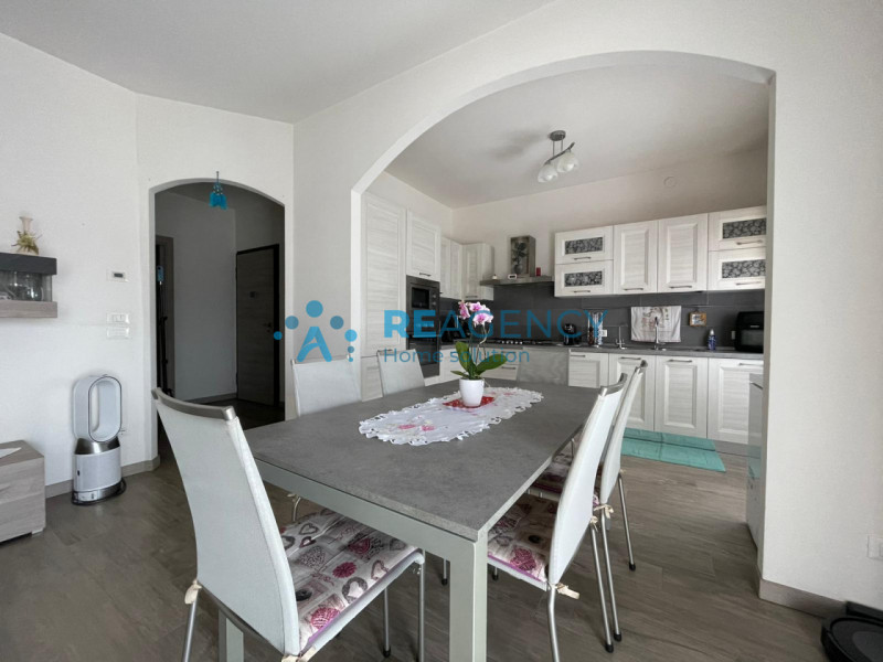 In una zona tranquilla e lontana dal traffico, ma allo stesso tempo comoda al centro del paese e ...