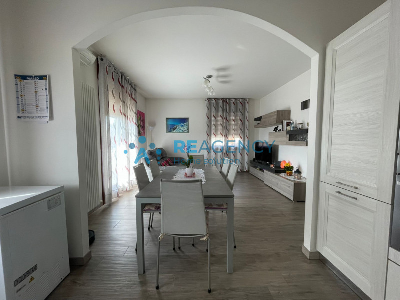 In una zona tranquilla e lontana dal traffico, ma allo stesso tempo comoda al centro del paese e ...