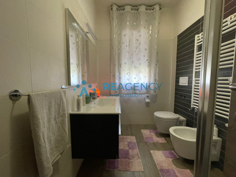 In una zona tranquilla e lontana dal traffico, ma allo stesso tempo comoda al centro del paese e ...