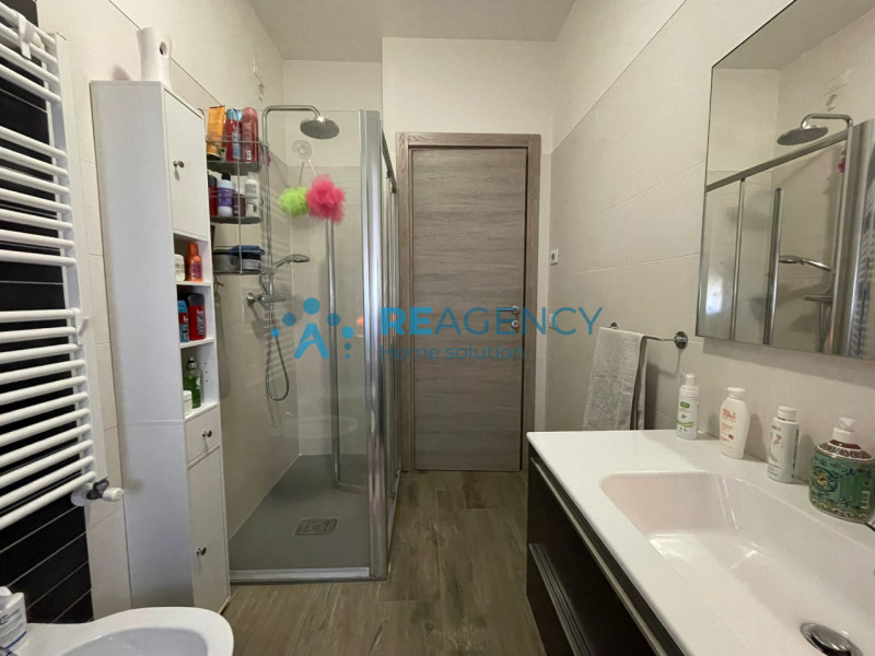 In una zona tranquilla e lontana dal traffico, ma allo stesso tempo comoda al centro del paese e ...