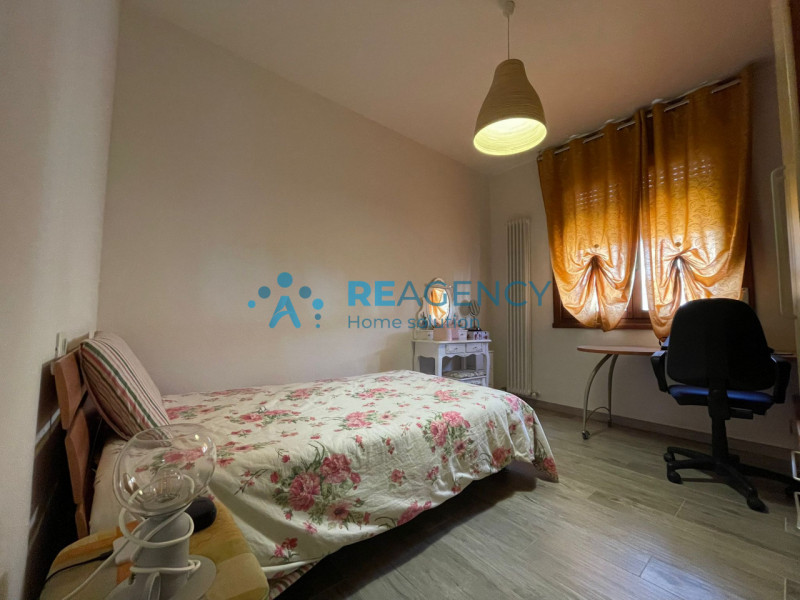 In una zona tranquilla e lontana dal traffico, ma allo stesso tempo comoda al centro del paese e ...