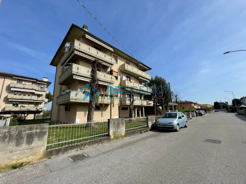 In una zona tranquilla e lontana dal traffico, ma allo stesso tempo comoda al centro del paese e ...