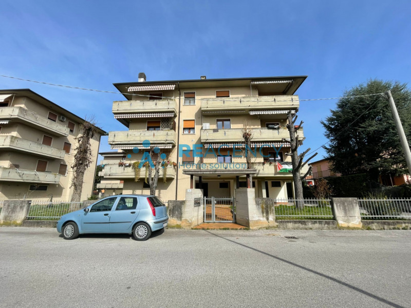 In una zona tranquilla e lontana dal traffico, ma allo stesso tempo comoda al centro del paese e ...