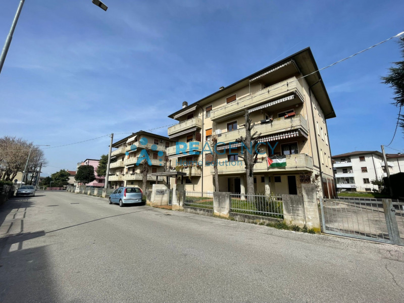 In una zona tranquilla e lontana dal traffico, ma allo stesso tempo comoda al centro del paese e ...