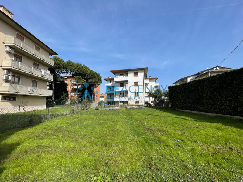 In una zona tranquilla e lontana dal traffico, ma allo stesso tempo comoda al centro del paese e ...