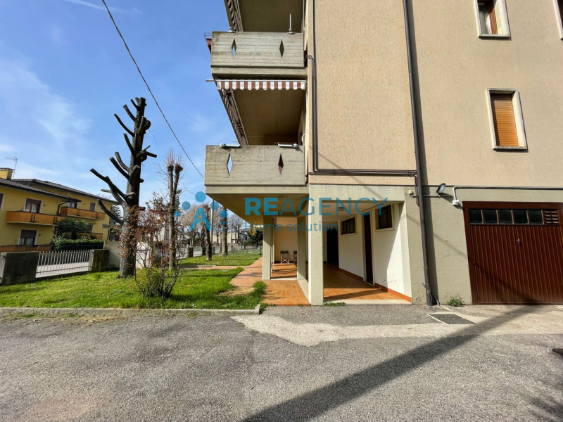 In una zona tranquilla e lontana dal traffico, ma allo stesso tempo comoda al centro del paese e ...