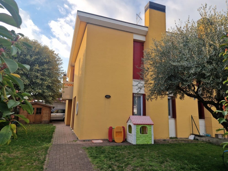 Scopri questa affascinante villa a schiera d'angolo situata nella tranquilla e residenziale zona ...