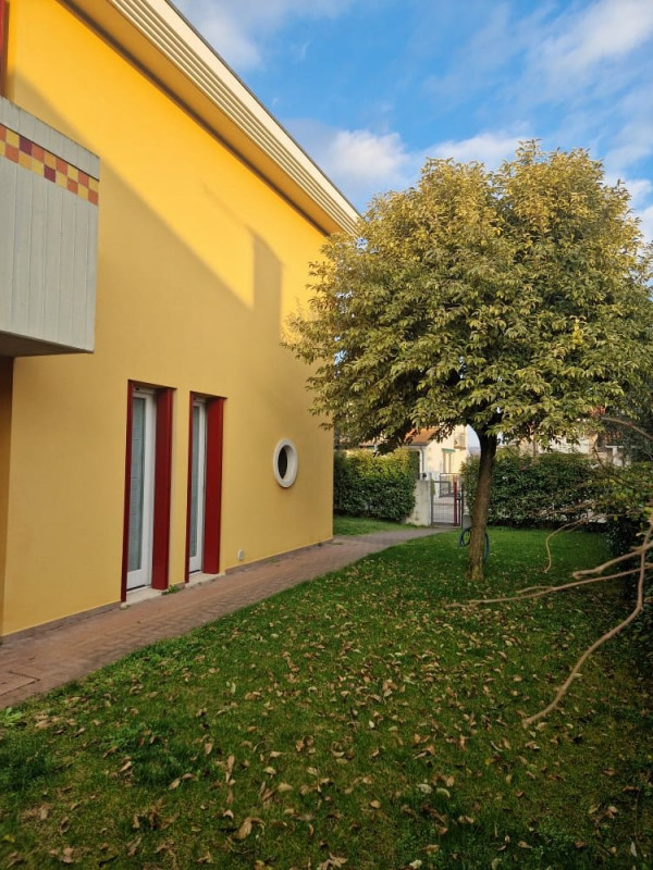 Scopri questa affascinante villa a schiera d'angolo situata nella tranquilla e residenziale zona ...