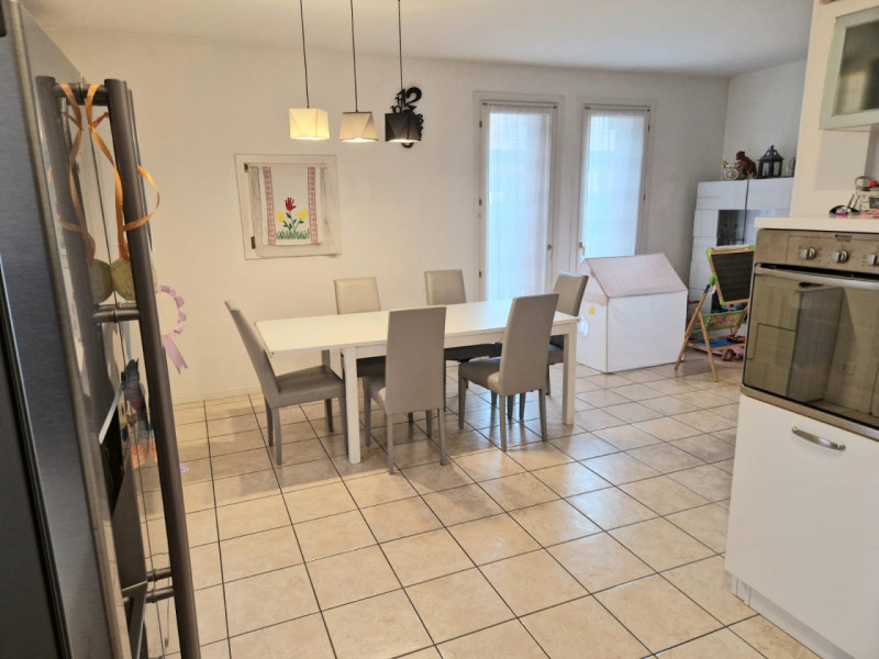 Scopri questa affascinante villa a schiera d'angolo situata nella tranquilla e residenziale zona ...