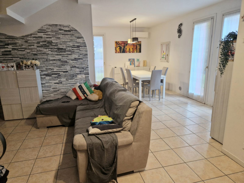 Scopri questa affascinante villa a schiera d'angolo situata nella tranquilla e residenziale zona ...