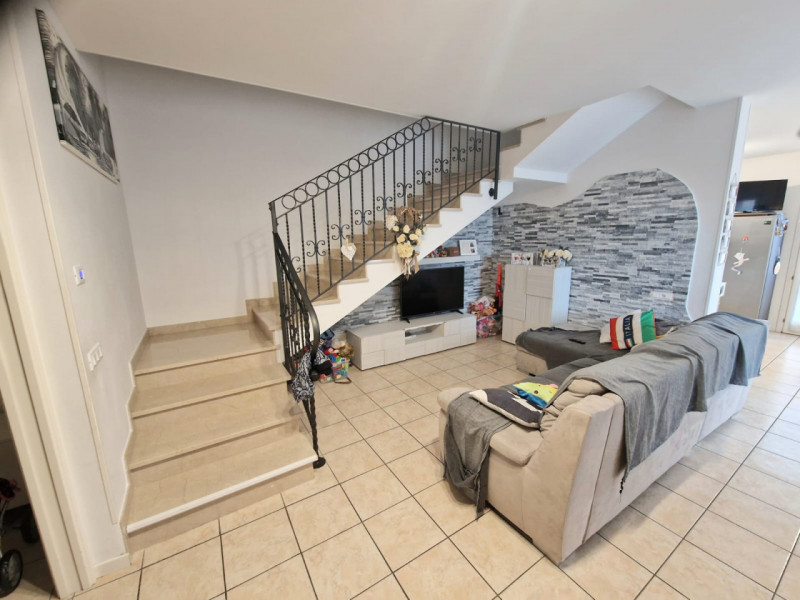 Scopri questa affascinante villa a schiera d'angolo situata nella tranquilla e residenziale zona ...