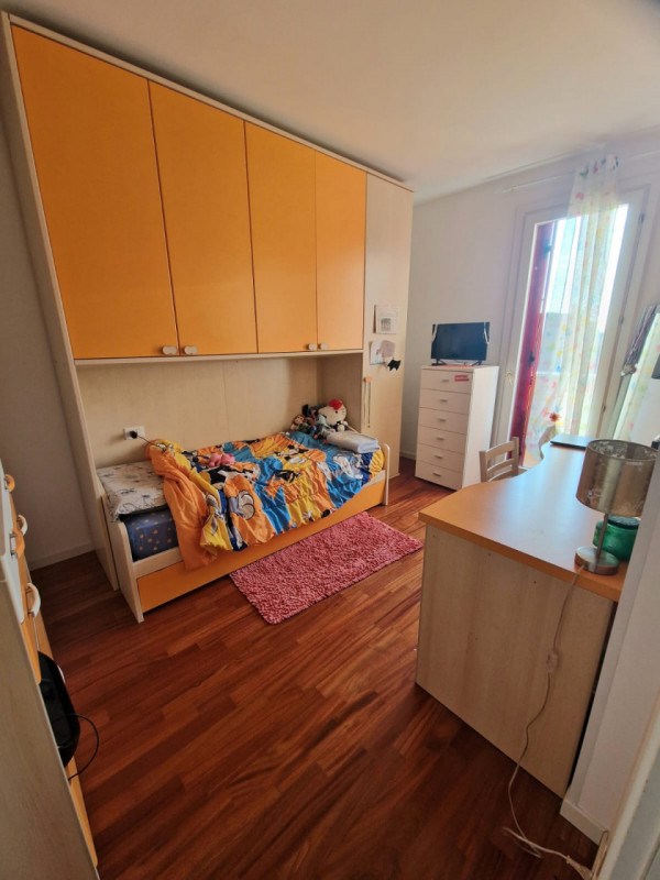 Scopri questa affascinante villa a schiera d'angolo situata nella tranquilla e residenziale zona ...