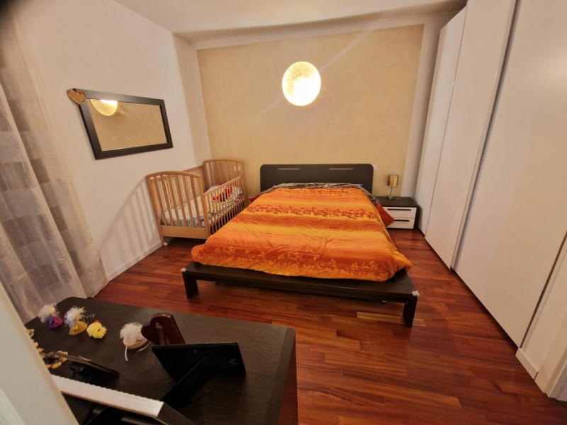 Scopri questa affascinante villa a schiera d'angolo situata nella tranquilla e residenziale zona ...