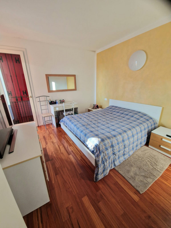 Scopri questa affascinante villa a schiera d'angolo situata nella tranquilla e residenziale zona ...