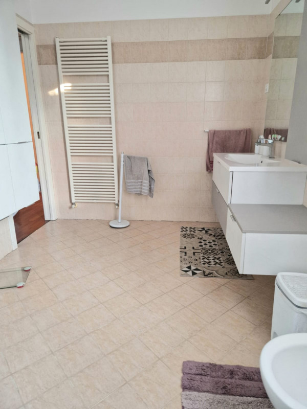 Scopri questa affascinante villa a schiera d'angolo situata nella tranquilla e residenziale zona ...