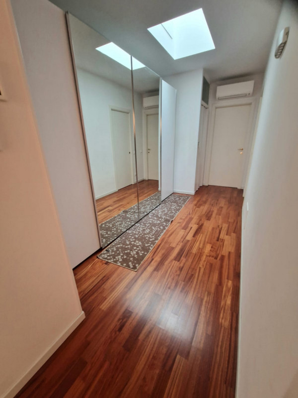 Scopri questa affascinante villa a schiera d'angolo situata nella tranquilla e residenziale zona ...