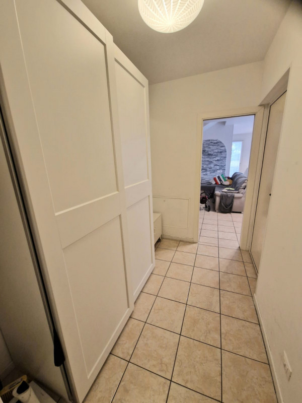 Scopri questa affascinante villa a schiera d'angolo situata nella tranquilla e residenziale zona ...