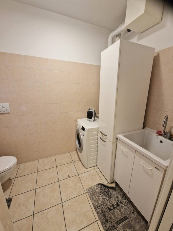 Scopri questa affascinante villa a schiera d'angolo situata nella tranquilla e residenziale zona ...