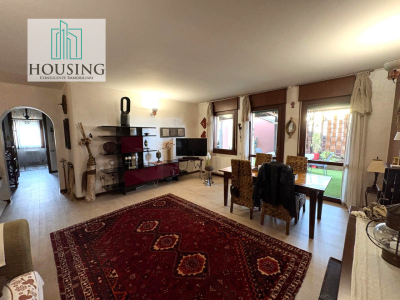 Comune di Curtarolo, proponiamo uno spazioso appartamento tricamere situato al secondo ed ultimo ...