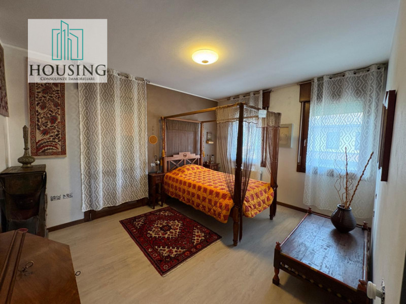 Comune di Curtarolo, proponiamo uno spazioso appartamento tricamere situato al secondo ed ultimo ...