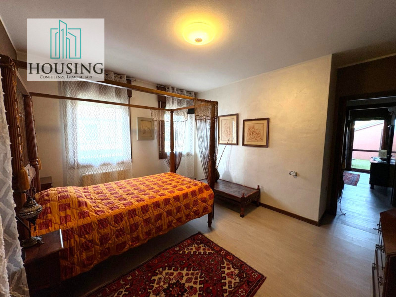 Comune di Curtarolo, proponiamo uno spazioso appartamento tricamere situato al secondo ed ultimo ...