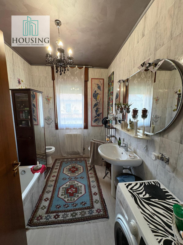 Comune di Curtarolo, proponiamo uno spazioso appartamento tricamere situato al secondo ed ultimo ...