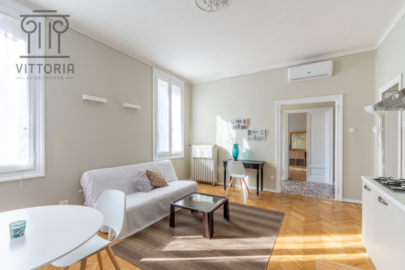 Zona Monte Berico: immerso nel verde all'interno di una villa dei primi '900 affascinante apparta...