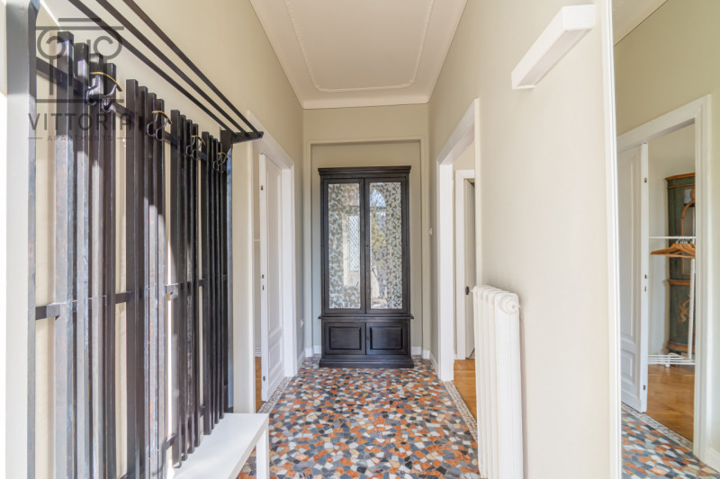 Zona Monte Berico: immerso nel verde all'interno di una villa dei primi '900 affascinante apparta...