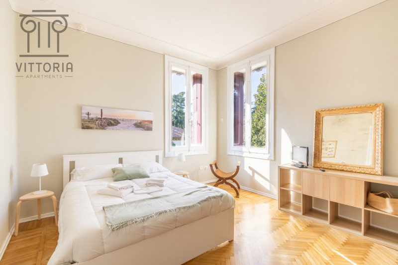 Zona Monte Berico: immerso nel verde all'interno di una villa dei primi '900 affascinante apparta...