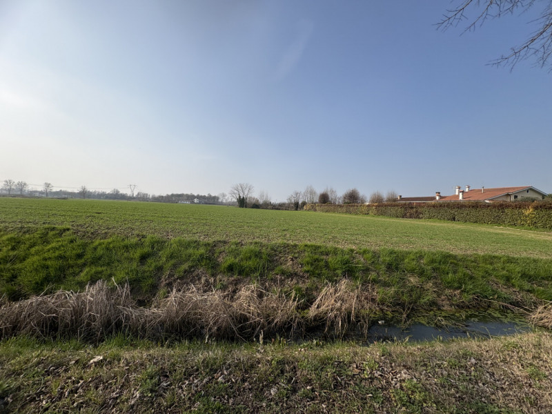 A Saccolongo, in una zona immersa nel verde ma a pochi minuti dal centro, proponiamo in vendita u...