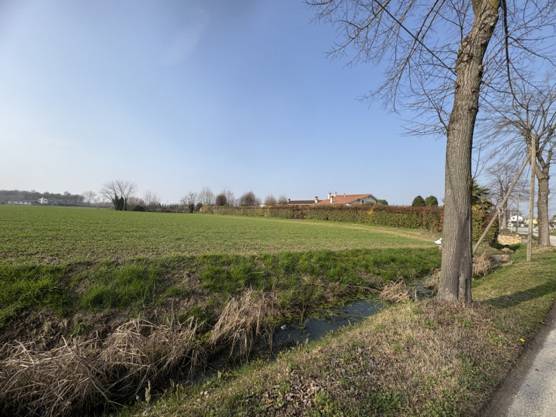 A Saccolongo, in una zona immersa nel verde ma a pochi minuti dal centro, proponiamo in vendita u...