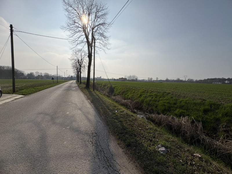 A Saccolongo, in una zona immersa nel verde ma a pochi minuti dal centro, proponiamo in vendita u...