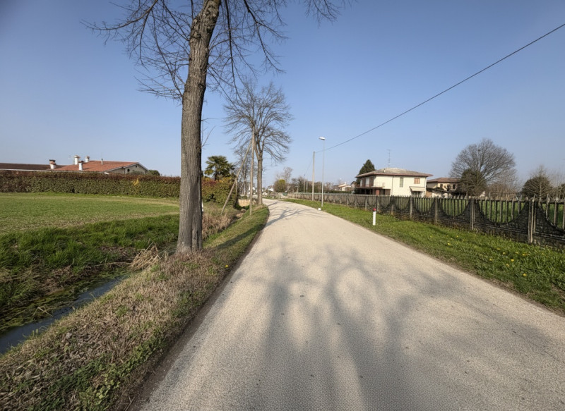 A Saccolongo, in una zona immersa nel verde ma a pochi minuti dal centro, proponiamo in vendita u...