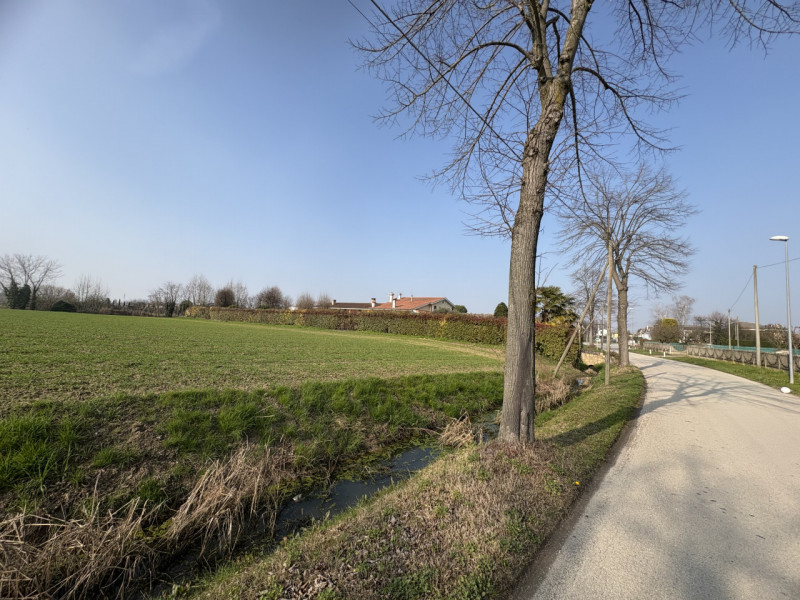 A Saccolongo, in una zona immersa nel verde ma a pochi minuti dal centro, proponiamo in vendita u...