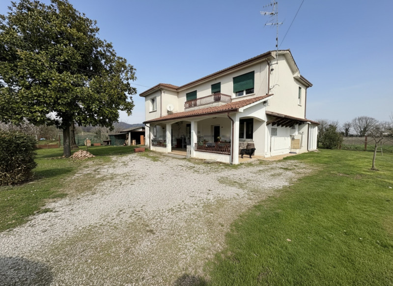 Scopri questa affascinante casa singola situata nel comune di Due Carrare, in una posizione strat...