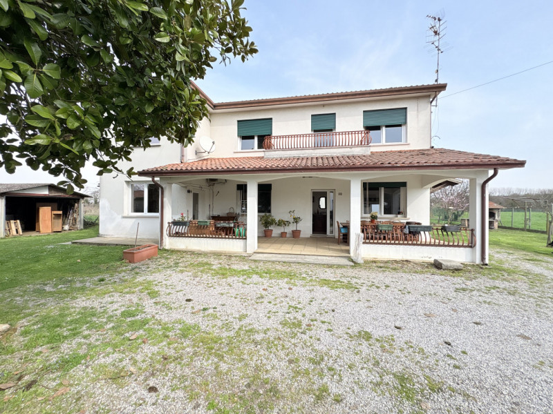 Scopri questa affascinante casa singola situata nel comune di Due Carrare, in una posizione strat...