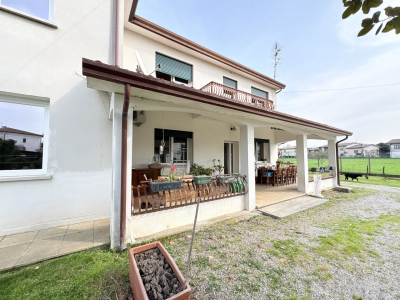 Scopri questa affascinante casa singola situata nel comune di Due Carrare, in una posizione strat...