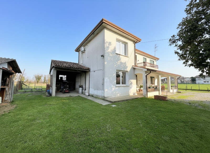 Scopri questa affascinante casa singola situata nel comune di Due Carrare, in una posizione strat...