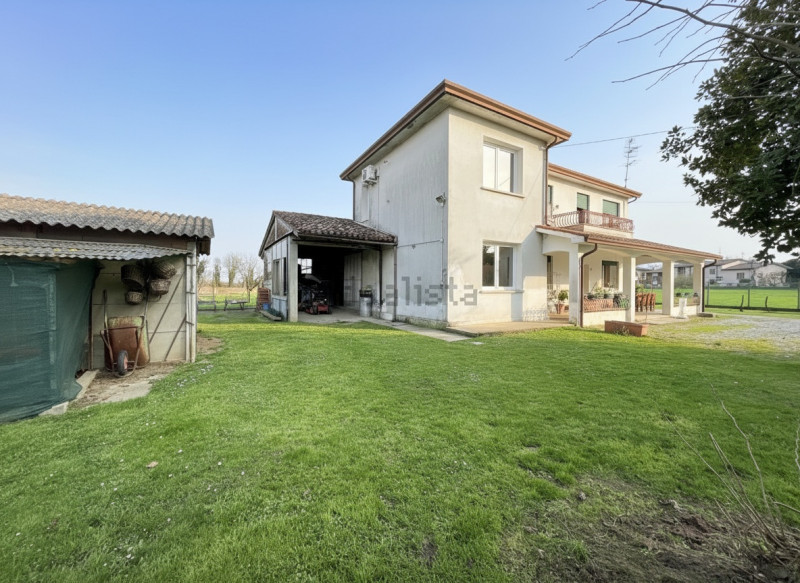 Scopri questa affascinante casa singola situata nel comune di Due Carrare, in una posizione strat...