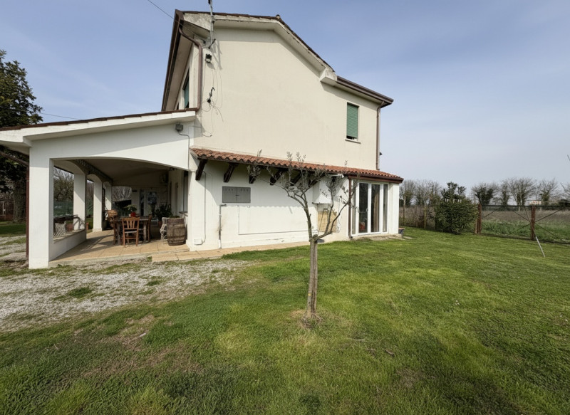 Scopri questa affascinante casa singola situata nel comune di Due Carrare, in una posizione strat...
