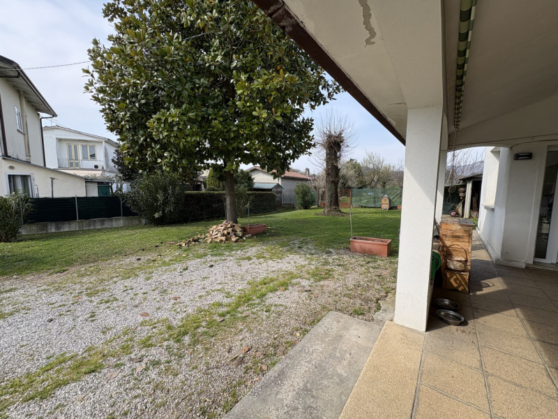 Scopri questa affascinante casa singola situata nel comune di Due Carrare, in una posizione strat...