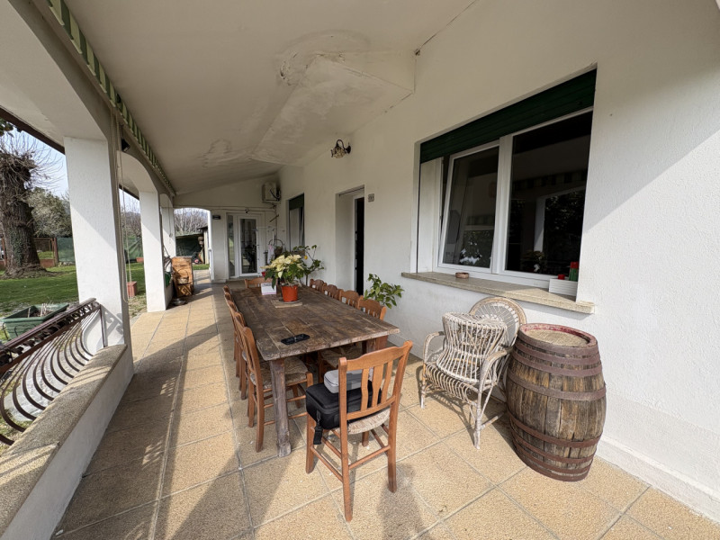 Scopri questa affascinante casa singola situata nel comune di Due Carrare, in una posizione strat...