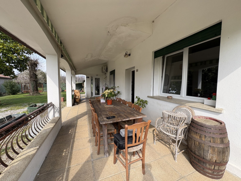 Scopri questa affascinante casa singola situata nel comune di Due Carrare, in una posizione strat...