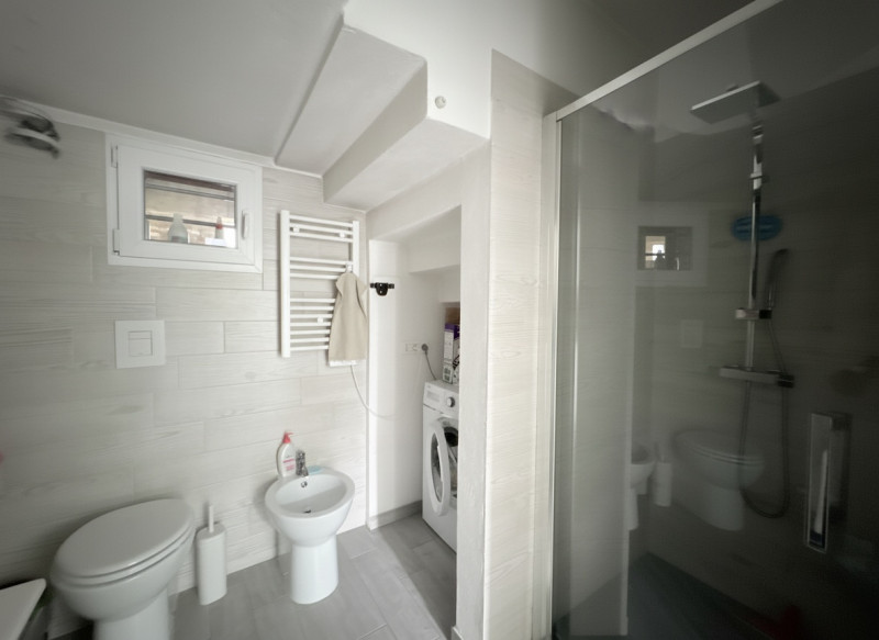 Scopri questa affascinante casa singola situata nel comune di Due Carrare, in una posizione strat...