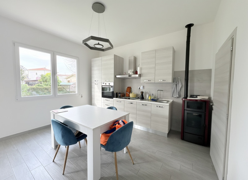 Scopri questa affascinante casa singola situata nel comune di Due Carrare, in una posizione strat...