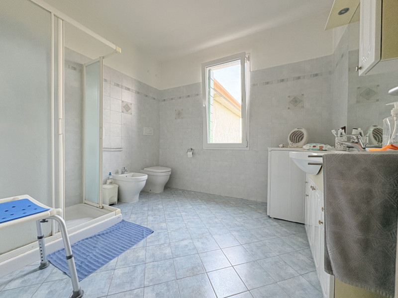 Scopri questa affascinante casa singola situata nel comune di Due Carrare, in una posizione strat...