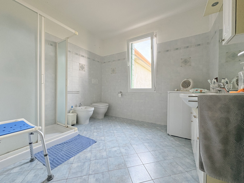 Scopri questa affascinante casa singola situata nel comune di Due Carrare, in una posizione strat...