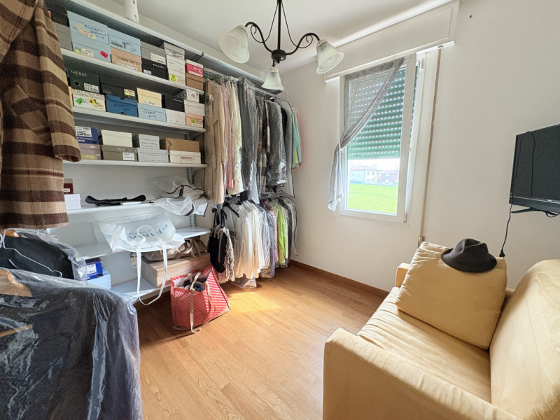 Scopri questa affascinante casa singola situata nel comune di Due Carrare, in una posizione strat...